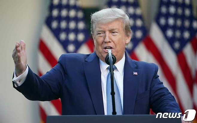 도널드 트럼프 미국 대통령이 15일(현지시간) 워싱턴 백악관에서 열린 코로나19 태스크포스 일일 브리핑서 발언을 하고 있다. © AFP=뉴스1 © News1 우동명 기자