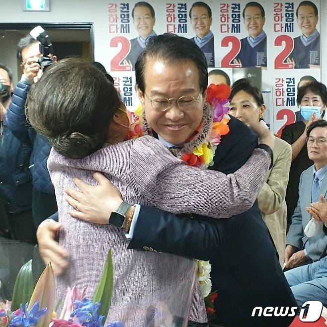 권영세 미래통합당 서울 용산구 국회의원 후보가 16일 제21대 국회의원 선거에서 당선이 확정되자 기뻐하고 있다.(권영세 페이스북) 2020.4.16/뉴스1