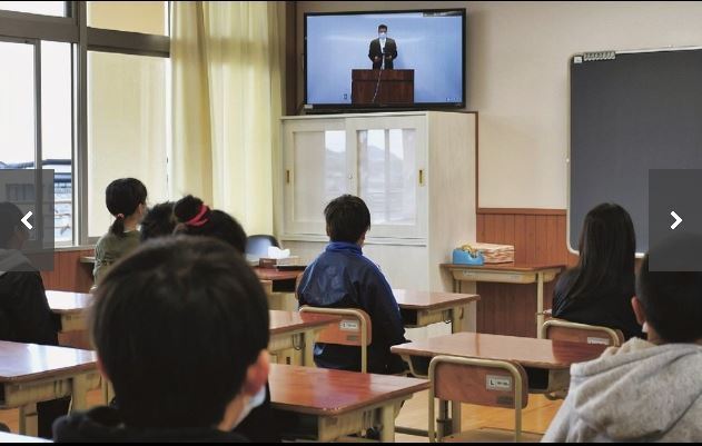 지난 13일 일본 와카야마현 한 초등학교에서 열린 온라인 개학식. 키이민보 캡처