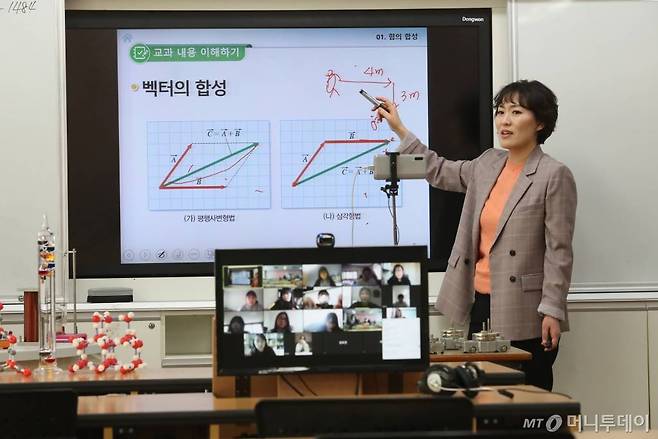 2일 인천 서구 초은고등학교에서 선생님이 코로나19에 대응한 실시간 화상 수업을 하고 있다. / 사진=인천=이기범 기자 leekb@