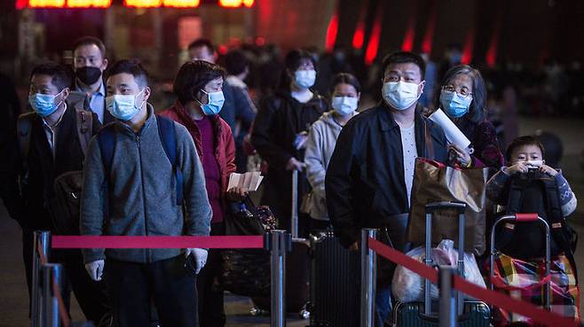 봉쇄령 해제 하루 앞두고 중국 우한시 우창 기차역에 줄선 시민들