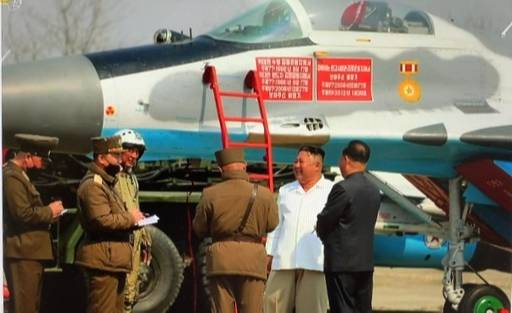 김정은 북한 국무위원장이 서부지구 항공 및 반항공사단 관하 추격습격기연대를 시찰했다고 12일 조선중앙TV가 보도했다. 전투기 옆면에 ‘위대한 수령 김일성 동지께서 주체77(1988)년 8월17일 위대한 영도자 김정일 동지께서 주체 77(1988)년 8월17일 주체 97(2008)년 12월27일 보아주신 비행기’, ‘경애하는 최고사령관 김정은 동지께서 보아주신 비행기 주체 97(2008)년 2월27일 주체 101(2012)년 1월30일’이라고 쓰여있다. 조선중앙TV·뉴스1