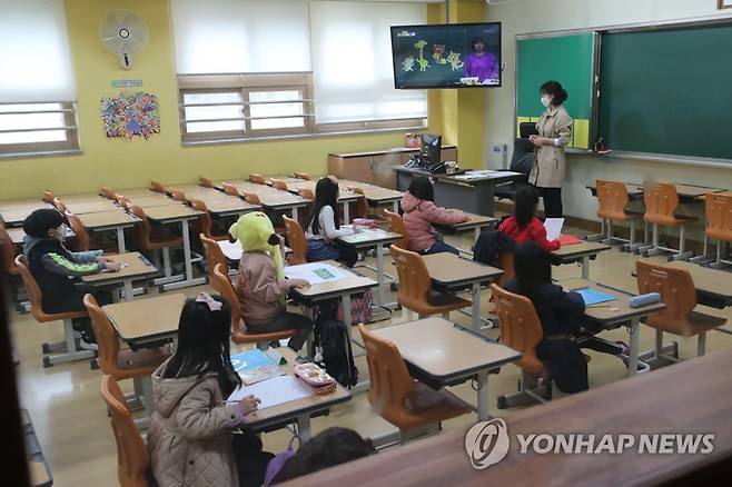 EBS 방송으로 대체된 수업 (수원=연합뉴스) 권준우 기자 = 초등학교 1∼3학년생들의 온라인 개학이 시작된 20일 오전 경기 수원시의 한 초등학교에서 긴급돌봄 서비스를 신청한 1학년 학생들이 교실에 나와 EBS 방송을 보고 있다. 2020.4.20 stop@yna.co.kr