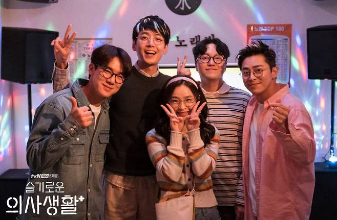 ‘슬기로운 의사생활’ 주인공 5인방의 과거 스틸컷(사진=tvN)