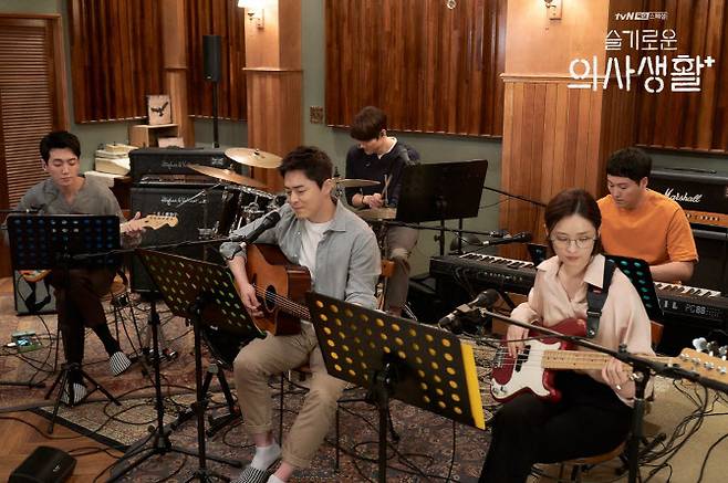 ‘슬기로운 의사생활’ 주인공 5인방의 밴드 연습 장면(사진=tvN)
