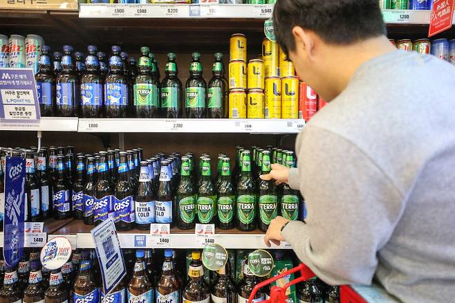서울의 한 대형마트 주류코너에 소비자가 맥주를 고르고 있다. (사진=뉴스1)