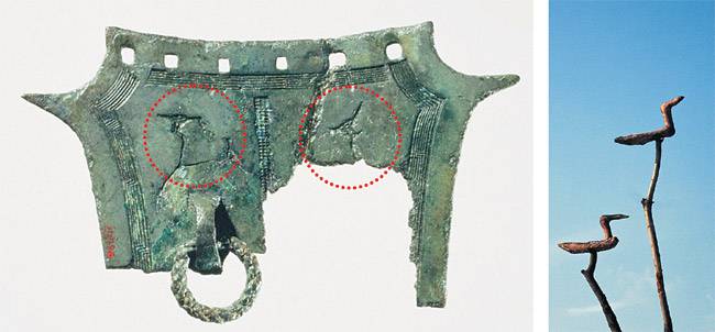 고조선 시기 진국 지역 농경문 청동기(뒷면)에 새겨진 ‘솟대’와 그 끝의 ‘새’(대전 괴정동 출토, 왼쪽 사진의 원). 오른쪽 사진은 현대에 복원된 솟대. ‘단군신앙’은 우주를 하늘과 땅, 지하의 3차원 세계로 나누었고, ‘나무’와 ‘새’는 이 3세계를 소통하는 통로로 여겼다. 자료사진
