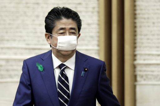 아베 총리가 아베노마스크를 착용한 모습. (사진=AP/연합뉴스)