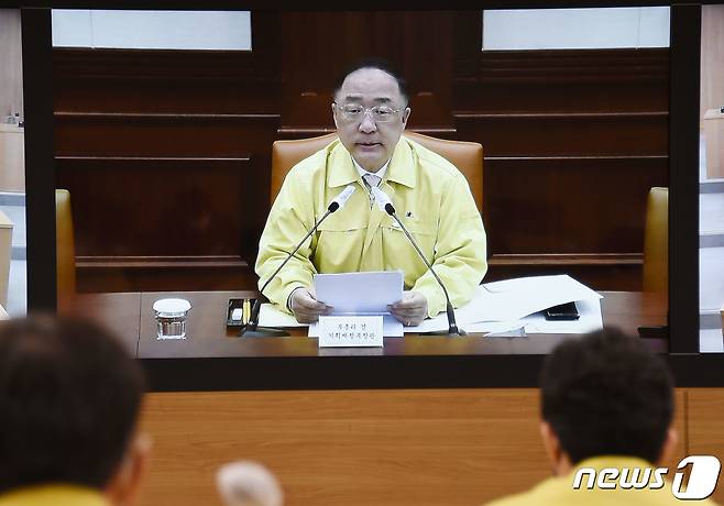 홍남기 경제부총리 겸 기획재정부 장관이 27일 서울 종로구 정부서울청사에서 서울-세종간 영상으로 제213차 대외경제장관회의를 주재하고 있다. 이 자리에서 홍 부총리는 "(코로나19로)세계교역이 급감해 수출 중심의 우리경제에 엄청난 충격을 줄 것"이라며 "포스트 코로나19를 감안해 우리기업들의 대외수출과 해외진출 어려움을 해소하기 위한 대응 강화와 전방위적 지원에 나서겠다"고 말했다. (기획재정부 제공) 2020.4.27/뉴스1