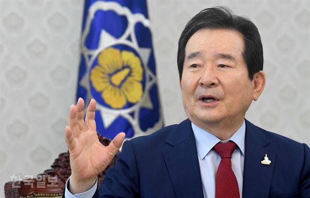 정세균 국무총리가 취임 100일을 계기로 정부서울청사 접견실에서 진행한 본보와의 인터뷰에서 신종 코로나바이러스 감염증(코로나19) 등 현안에 대해 이야기하고 있다. 서재훈 기자