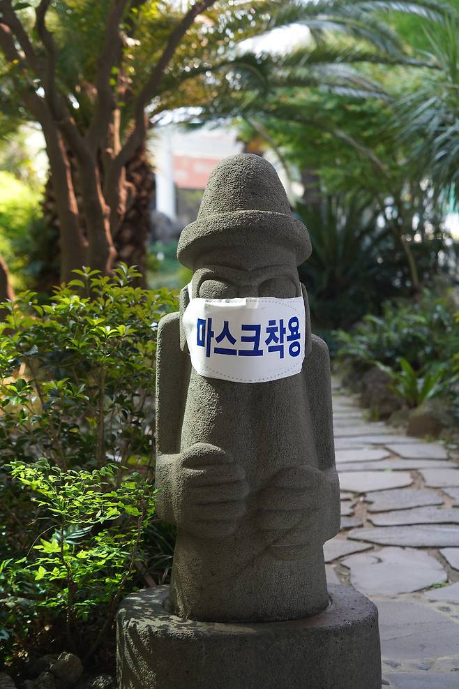 28일 제주공항에 마스크를 쓴 돌하루방이 등장했다.