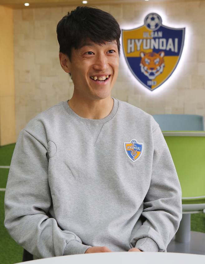 이청용이 유럽 생활을 마치고 11년 만에 K리그로 유턴했다. 새 소속팀 울산 현대에 합류하자마자 간판 스타 겸 키 플레이어로 자리매김했다. 송봉근 기자