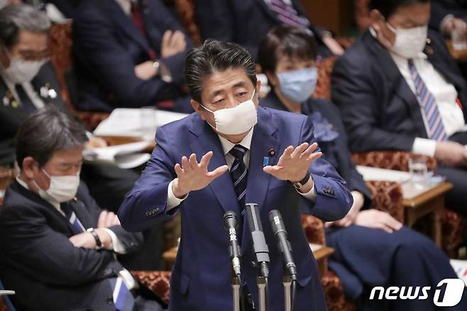 아베 신조 일본 총리가 1일 (현지시간) 코로나19 예방 마스크를 착용하고 도쿄 참의원에 참석해 발언을 하고 있다.  / 사진=AFP(뉴스1)