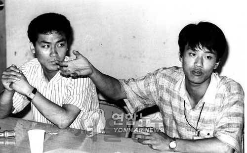 임종석(오른쪽) 전 청와대 비서실장이 전대협 의장 시절 전문환씨와 임수경 밀입북 사건에 대해 기자회견을 하고 있다. /연합뉴스