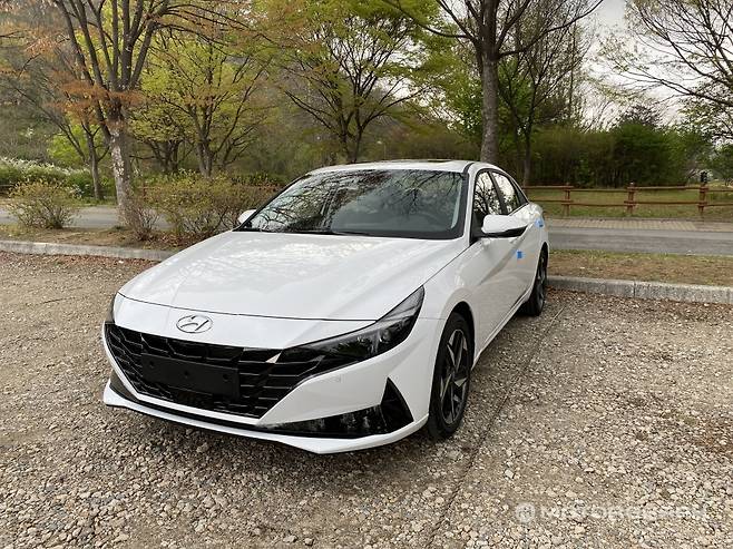 임시번호판을 탈거한 상태. 정식 교부받은 번호판을 붙이면 자동차 등록이 완료된다. 물론 이 상태에서는 운행이 불가하다.