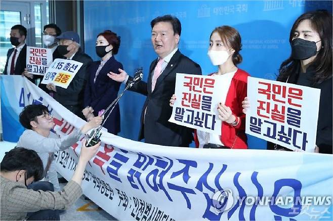 인천범시민단체연합 회원과 미래통합당 민경욱 의원이 22일 오전 서울 여의도 국회 소통관에서 "4.15총선에서 부정선거 사례로 의심되는 정황이 있어 증거보전 신청과 재검표 등을 추진하겠다"고 밝히고 있다. (사진=연합뉴스)