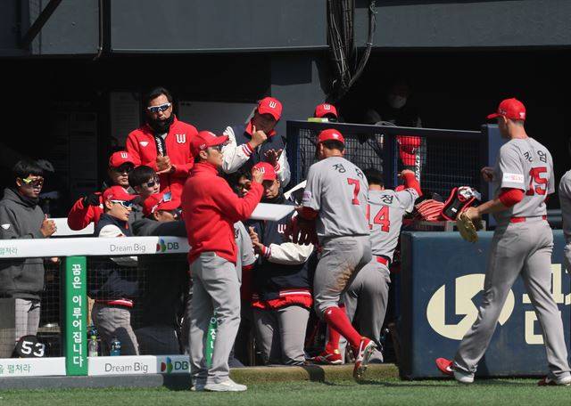 24일 오후 서울 잠실야구장에서 열린 KBO리그 SK와 LG의 연습경기. 연합뉴스