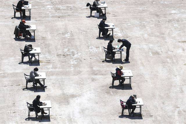 완화된 사회적 거리두기 첫 주 주말인 26일 오전 서울 서대문구 명지전문대학에서 코로나19로 인해 2달 넘게 중단됐던 생명·손해보험 설계사 자격시험이 실시되고 있다. 이한호 기자