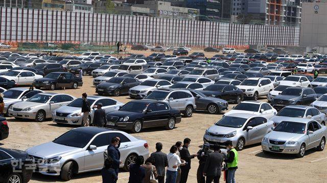 28일 오전 서울 강남구 개포주공1단지 내 공터에서 개포주공1단지 재건축 조합 ‘드라이브 스루’(DRIVE THROUGH) 형식의 관리처분변경총회가 열리고 있다. 많은 수의 조합원들은 차량에 탑승한 상태에서 총회에 참가했다. 홍인기 기자