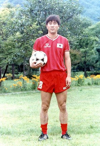 1990년 이탈리아 월드컵 직전 축구 대표팀 유니폼을 입고 포즈를 취한 故 정해원. 사진=대한축구협회