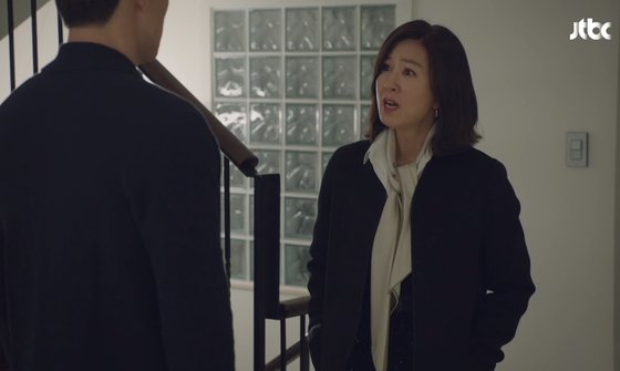 JTBC드라마 부부의 세계 속 지선우(김희애)는 자신의 아들을 정신과 상담해준 의사를 찾아가