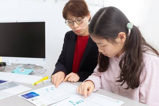 TCI 결과를 비교해보고 있는 강규리 학생기자 가족.