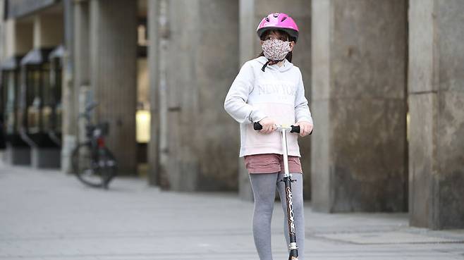 마스크를 쓰고 씽씽카를 타는 독일의 한 어린이 (사진=게티이미지코리아)