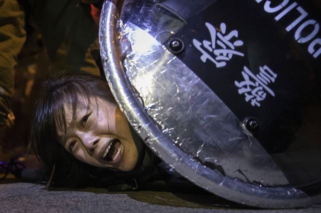 지난해 9월 홍콩에서 벌어진 반정부 시위 도중 경찰에 붙잡힌 시위대. 2020 퓰리처상 브레이킹 뉴스 사진(Breaking News Photography) 부문 수상작 중 한 장면. 로이터 연합뉴스