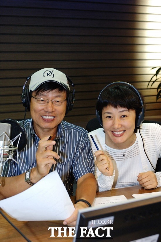 강석 김혜영 콤비가 국내 최장수 라디오 프로그램 MBC 표준FM '싱글벙글쇼'(95.9MHz)의 마이크를 33년 만에 내려놓는다. /더팩트 DB