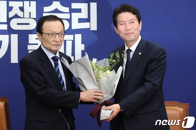 6일 서울 여의도 국회에서 열린 더불어민주당 최고위원회의에서 이해찬 더불어민주당 대표가 임기를 끝내는 이인영 원내대표에게 꽃다발을 전달하고 있다. 2020.5.6/뉴스1 © News1 성동훈 기자