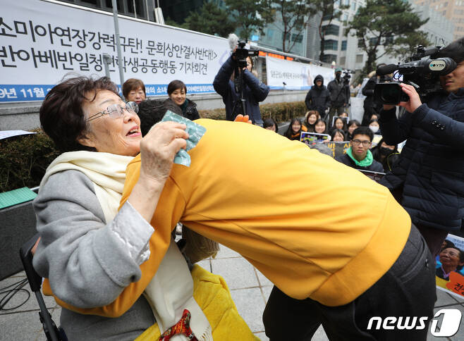 지난 1월8일 오후 서울 종로구 옛 일본대사관 앞에서 열린 제1421차 일본군 위안부 문제 해결을 위한 정기 수요집회에서 이용수 할머니가 참가자들과 포옹하고 있다. 2020.1.8/뉴스1 © News1 신웅수 기자