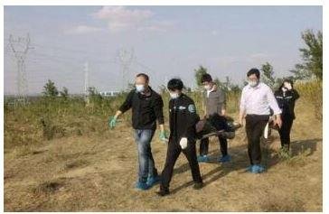 구출된 70대 노모를 이송하는 중국 공안. 중국 매체 펑파이 캡쳐.