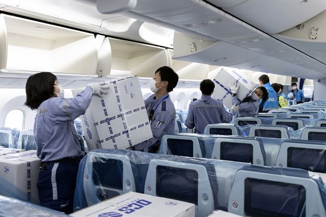 전일본공수(ANA) 관계자들이 지난달 23일 중국 상하이에서 보내온 마스크와 기타 의료물품이 든 상자를 옮기고 있다. 도쿄=AP 연합뉴스