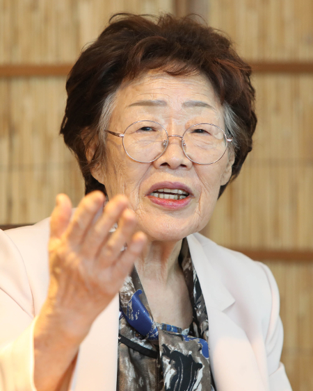 일본군 위안부 피해 생존자인 이용수 할머니가 7일 오후 대구시 남구 한 찻집에서 열린 기자회견에서 수요집회에 더이상 참석지 않겠다고 밝히고 있다. 연합뉴스