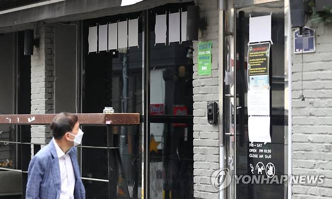 어수선한 이태원 (서울=연합뉴스) 류영석 기자 = 8일 오후 신종코로나 바이러스 감염증(코로나19) 확진자가 다녀간 서울 용산구 이태원의 한 유흥업소 앞으로 시민이 지나가고 있다. ondol@yna.co.kr
