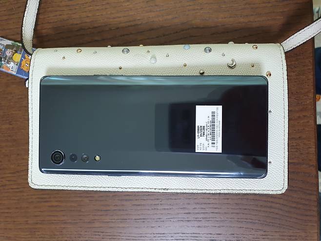 ‘LG 벨벳’의 디스플레이는 6.8인치 대화면이지만 가로 길이가 짧고 두께가 얇아 여성용 소형 가방에도 쏙 들어간다.  구교형 기자