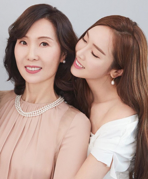 그룹 소녀시대 출신 제시카(오른쪽)가 11일 어머니와 함께 한 사진을 공개했다. 출처|제시카SNS