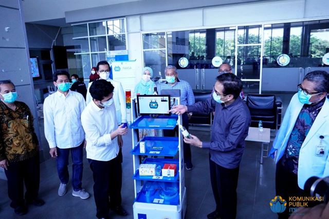 인도네시아 수라바야 공과대가 개발한 코로나19 대응 간호사 로봇 라이사. 자카르타포스트 캡처