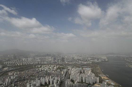 서울에 미세먼지 주의보가 발령된 지난달 22일 오전 서울 도심 모습. 11일 오전 11시 기준 서울의 시간당 평균 초미세먼지 농도는 35㎍/㎥ , 미세먼지(PM10) 농도는 118㎍/㎥로 모두 '나쁨' 수준이다. 전날부터 유입된 국외 초미세먼지에 이어 황사가 우리나라에 도착하면서 서부지역을 중심으로 대기질 '나쁨' 이 예상된다. 연합뉴스