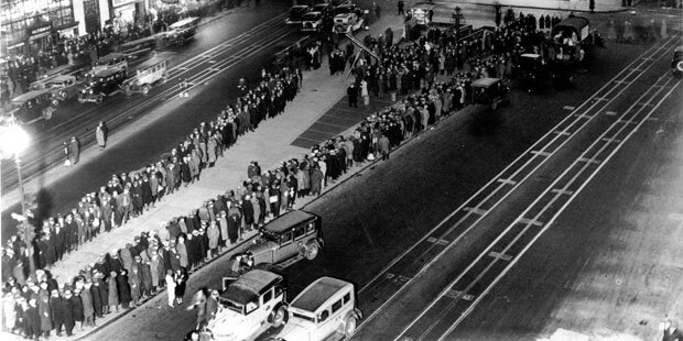 1929년 미국을 강타한 경제 대공황 당시 미국 뉴욕 타임스퀘어 인근에 식량 배급을 받기 위해 늘어선 사람들./사진=AP 인사이더