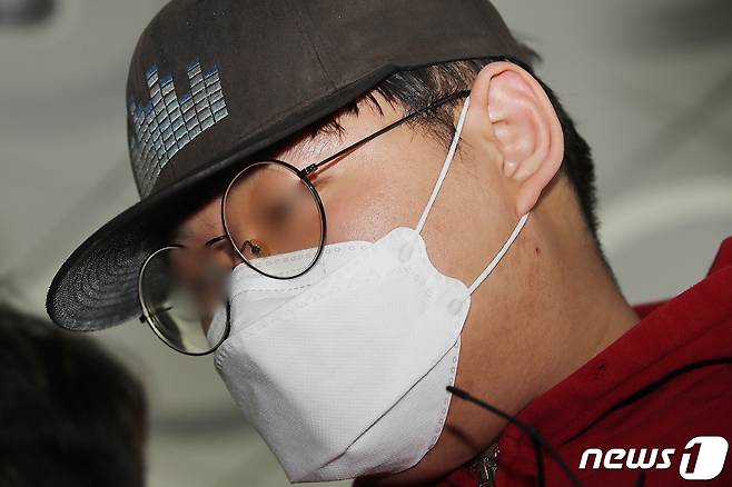 아동·청소년의 성보호에 관한 법률 위반(아동성착취물 제작ㆍ배포 등) 혐의를 받는 텔레그램 'n번방' 운영자 A씨(24·아이디 갓갓)가 12일 오전 대구지방법원 안동지원에서 열리는 구속 전 피의자 심문(영장실질심사)을 받기 위해 법정을 향하고 있다. 2020.5.12/뉴스1 © News1 공정식 기자