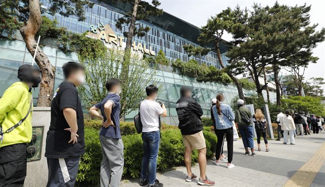 11일 서울 용산구 보건소에 마련된 선별진료소 앞에 코로나 검사를 받으려는 시민들이 줄 서 있다. 뉴스1