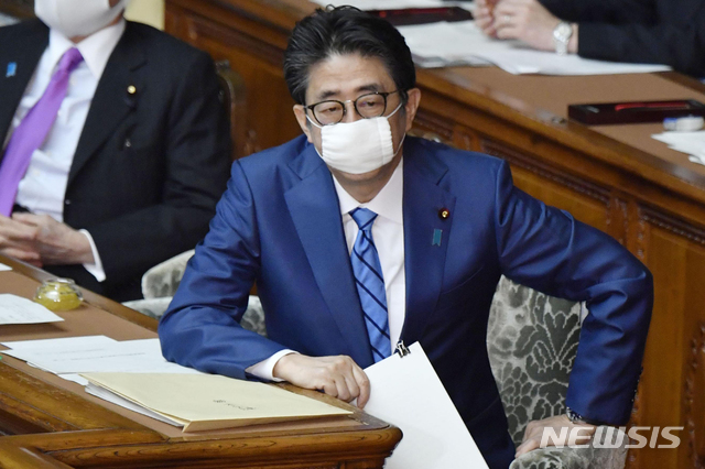 [도쿄=AP/뉴시스]아베 신조 일본 총리가 지난달 27일 도쿄에서 열린 중의원 본회의에 참석하고 있다. 2020.04.27.