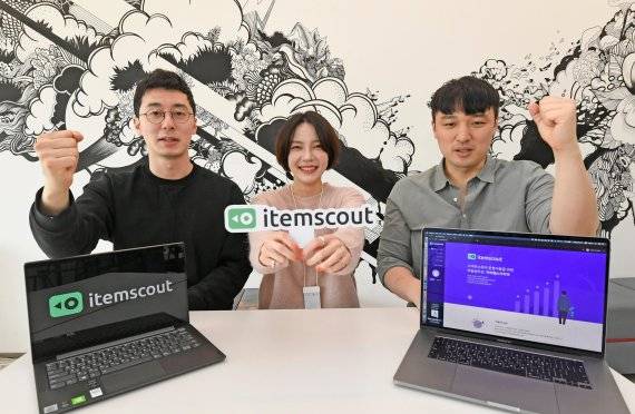아이템스카우트를 세운 최경준 대표(32·왼쪽 첫번째)는 미국계 자산운용사 캐피털그룹에서 일했다. 동기들이 부러워하는 직장에 있었지만 최 대표는 세 번째 창업을 하고 있다. 블록체인 관련 창업을 했지만 정부 기조와 맞지 않아 검찰 조사를 받아 문을 닫았고, 두번째 사업도 다른 이에게 지분을 넘기고 나왔다. 현재는 문승우 공동대표와 기업들에 아이템 선정과 시장 분석을 돕는 솔루션을 개발해 제공하고 있다. 사진=박범준 기자