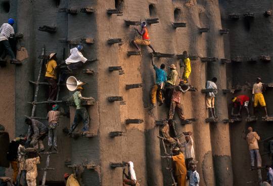 각 지구 주민들은 할당된 부분을 경쟁적으로 보수하면서 사회적 연대감을 확인한다. ⓒEsha Chiocchio