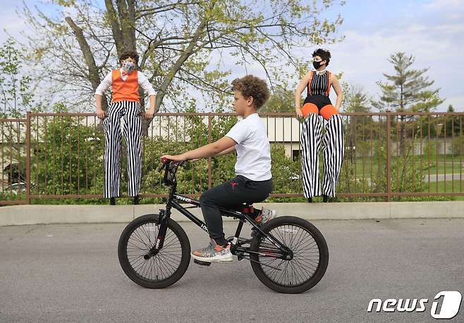 지난달 28일(현지시간) 미국 켄터키주 북부 루이빌에서 어린이 한 명이 자전거를 타고 있다. 기사 내용과 무관한 사진. © AFP=뉴스1