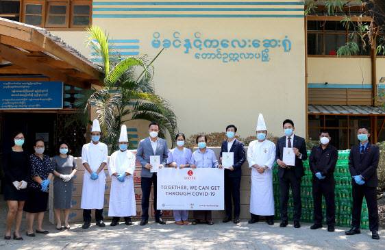 롯데호텔양곤의 임직원이 양곤 지역 의료진에게 빵을 전달하고 있다.(사진=롯데호텔)