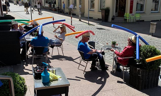 독일의 한 노천 카페가 코로나19 확산을 막기 위한 사회적 거리두기의 일환으로 손님들에게 제공한 모자