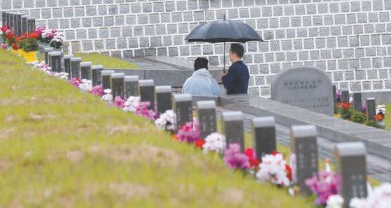 5·18 민주화운동 40주년 기념일을 사흘 앞둔 15일 광주 북구 국립 5·18 민주묘지에 비가 내리는 날씨에도 참배객의 발길이 이어지고 있다. [연합뉴스]
