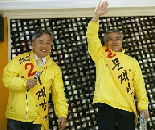 지난 2012년 4.11 총선에 출마한 문재인 후보와 이재강 후보가 부산 서구에서 공동 유세를 펼치고 있다. (출처=이재강 블로그 캡처)